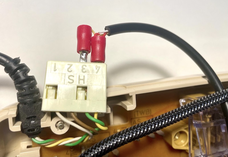Receiver wire connected to the telephone
